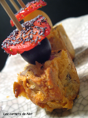 Brochettes de mini-cakes, noix, lardons et roquefort…-1